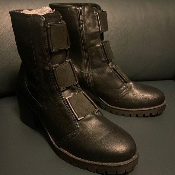New Yellow Box Black Combat Boots size 11 - Picture 1 of 4